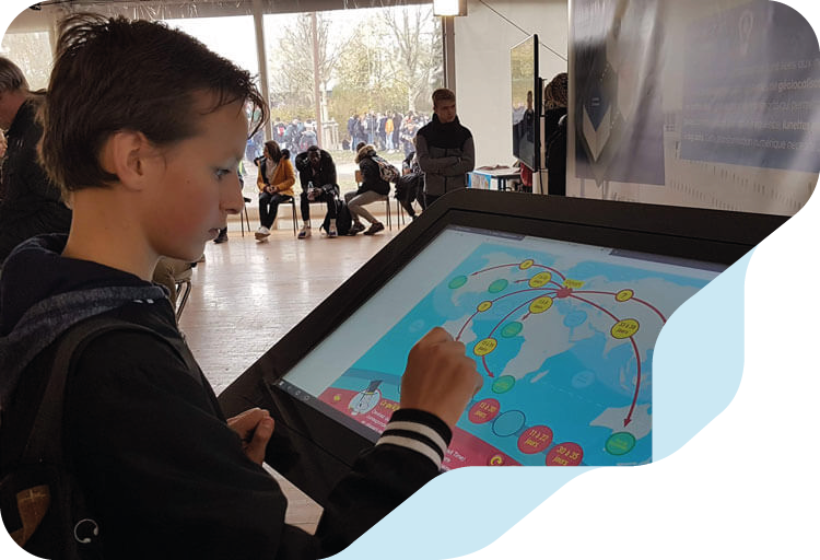 adolescent jouant à un jeu de géographie sur tablette