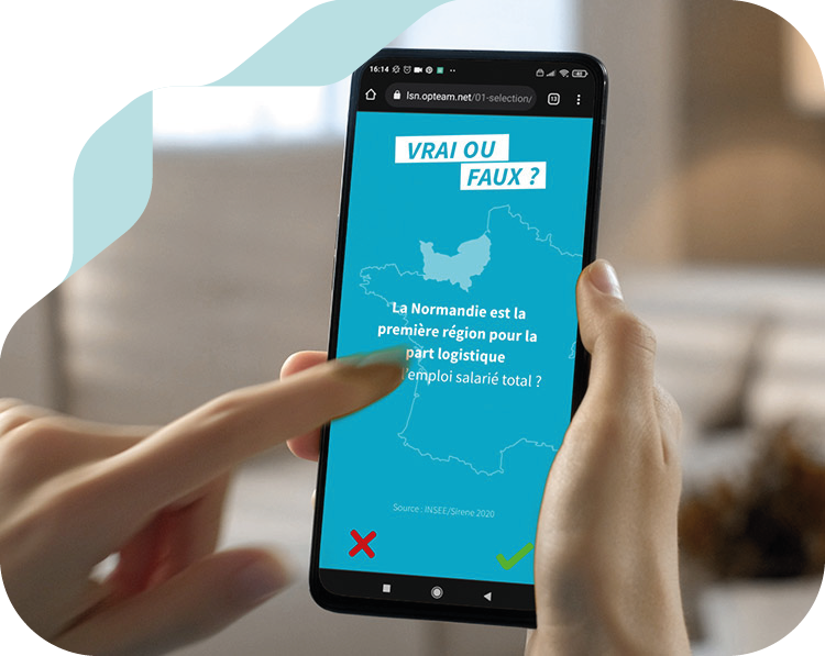mains jouant à un jeu de vrai ou faux sur téléphone